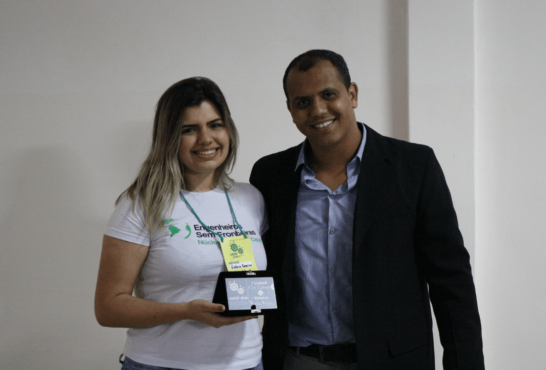 Victoria Ramiro (presidente da gestão 2019) recebendo a premiação.